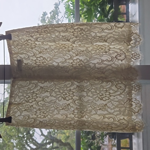 ORNA FARHO LACE SUIT NEW, NEVER WORN WITH TAGS. From a pet and smoke-free home! - Picture 9 of 12